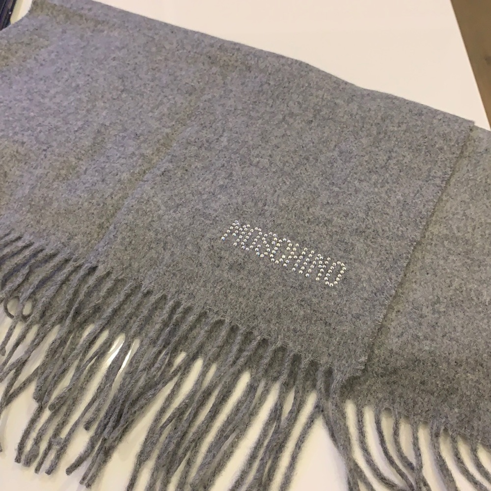 NWOT MOSCHINO wool scarf